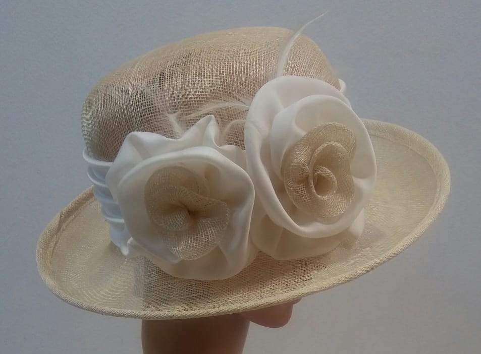 CAPPELLO CERIMONIA ELEGANT BEIGE BIANCO CON APPLICAZIONE FIORI MADE IN ITALY - immagine 2