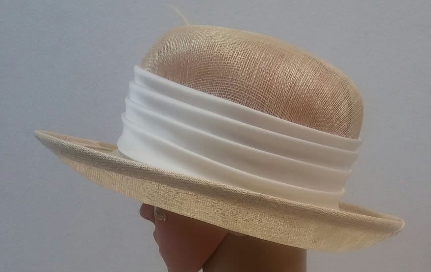 CAPPELLO CERIMONIA ELEGANT BEIGE BIANCO CON APPLICAZIONE FIORI MADE IN ITALY - immagine 4