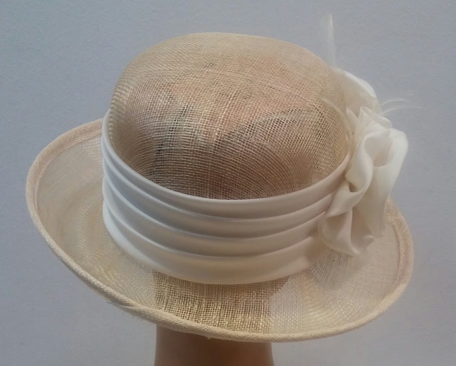 CAPPELLO CERIMONIA ELEGANT BEIGE BIANCO CON APPLICAZIONE FIORI MADE IN ITALY - immagine 3