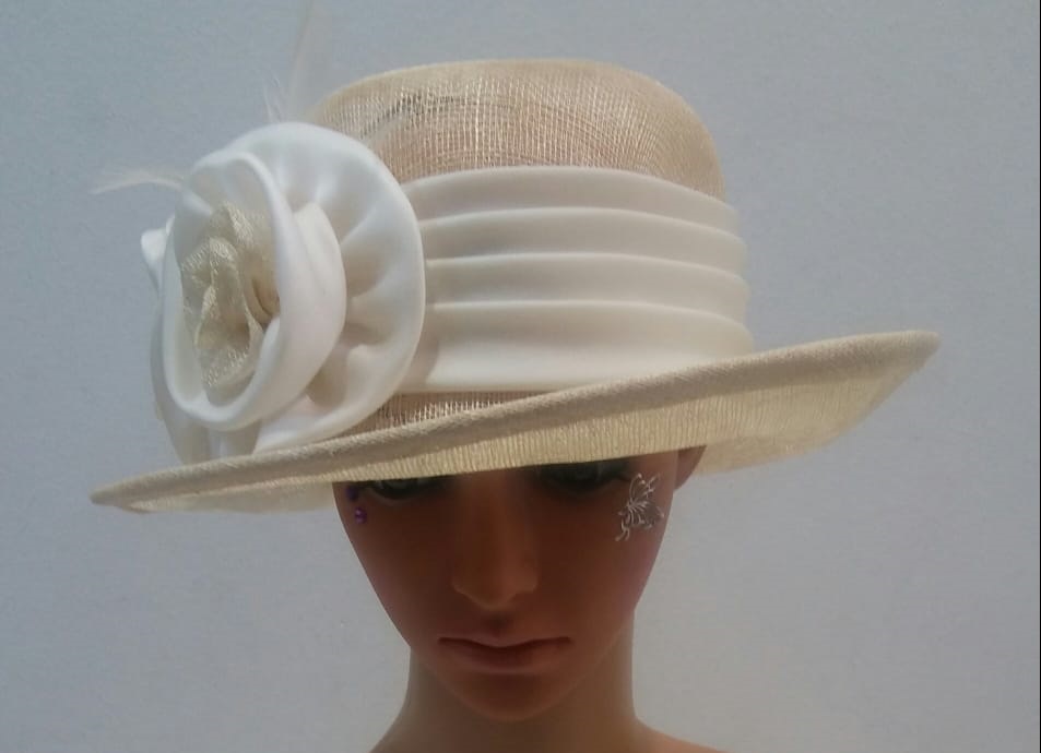 CAPPELLO CERIMONIA ELEGANT BEIGE BIANCO CON APPLICAZIONE FIORI MADE IN ITALY - immagine 5