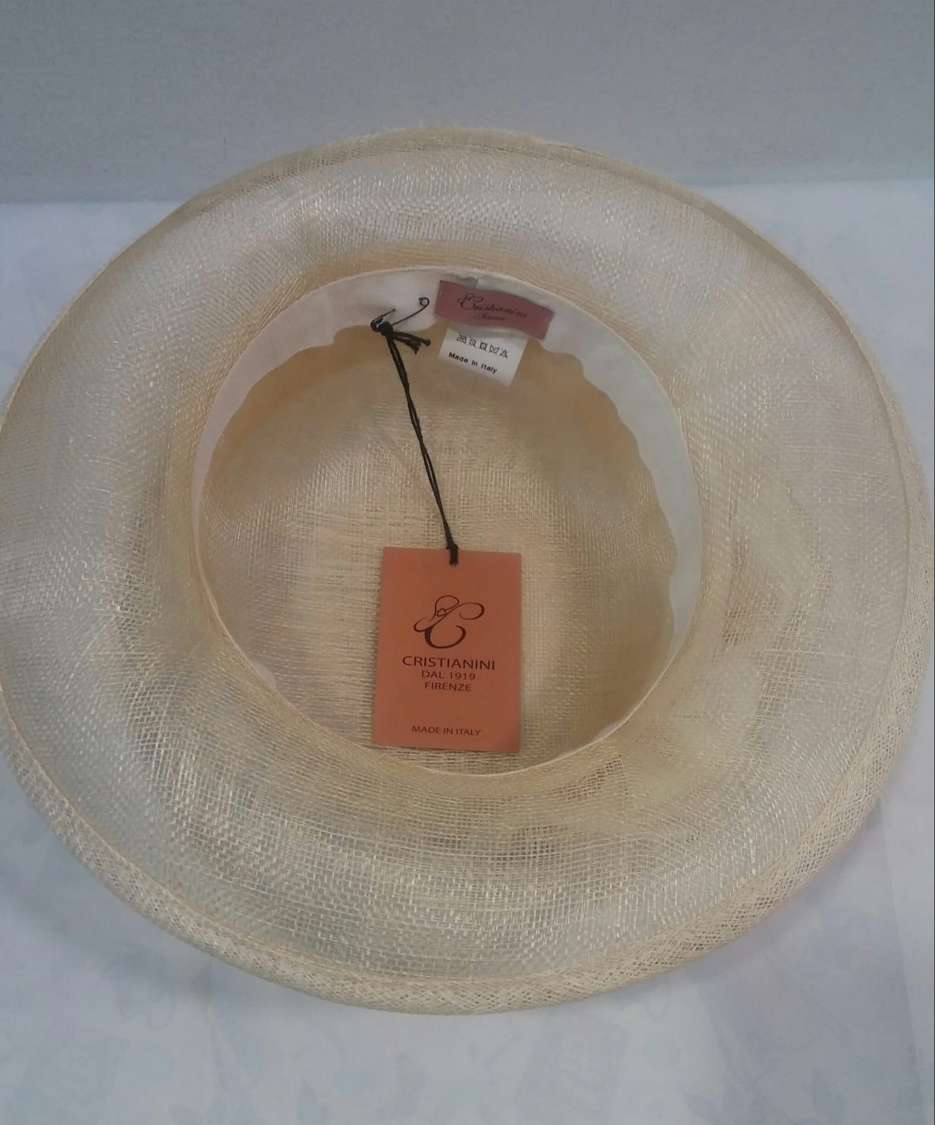 CAPPELLO CERIMONIA ELEGANT BEIGE BIANCO CON APPLICAZIONE FIORI MADE IN ITALY - immagine 6